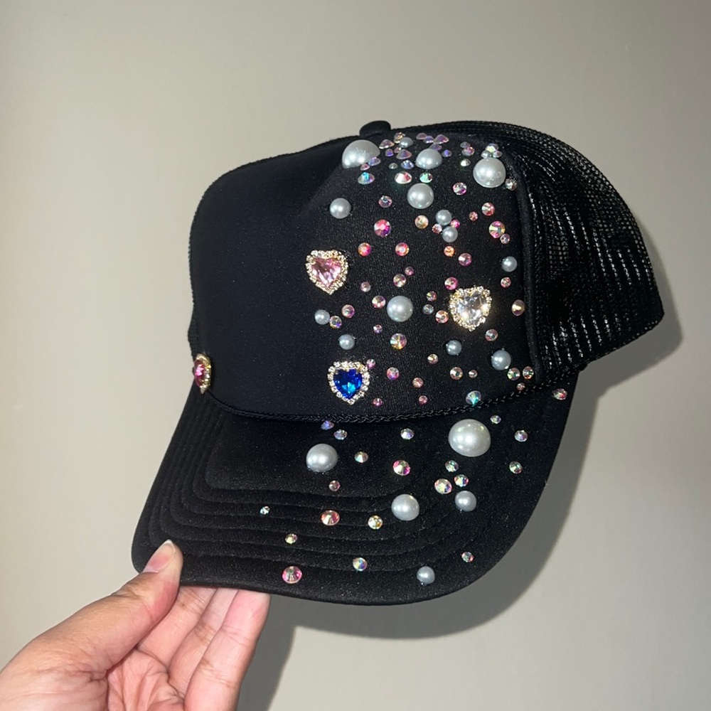 CRYSTAL HEARTS Pearl and Crystal Festival Trucker Hat. OSFM NEW!